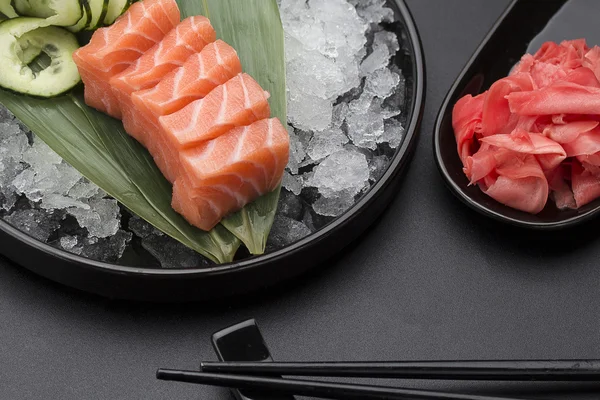 Japanese cuisine. Sushi with fresh ingredients. — Stock Photo, Image