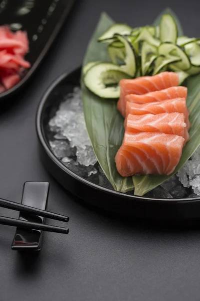 Cucina giapponese. Sushi con ingredienti freschi . — Foto Stock