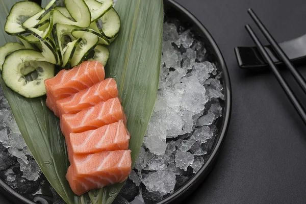 Japanese cuisine. Sushi with fresh ingredients. — Stock Photo, Image