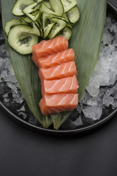 Japanese cuisine. Sushi with fresh ingredients. — Stock Photo, Image