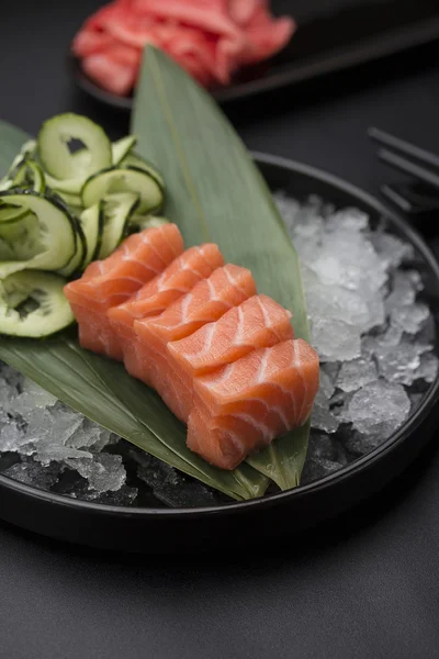 Японская кухня. Суши со свежими ингредиентами . — стоковое фото