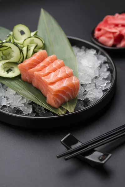 Japansk mat. Sushi med färska ingredienser. — Stockfoto