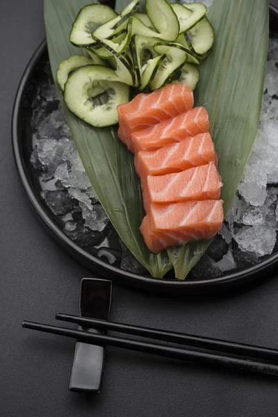 Cucina giapponese. Sushi con ingredienti freschi . — Foto Stock