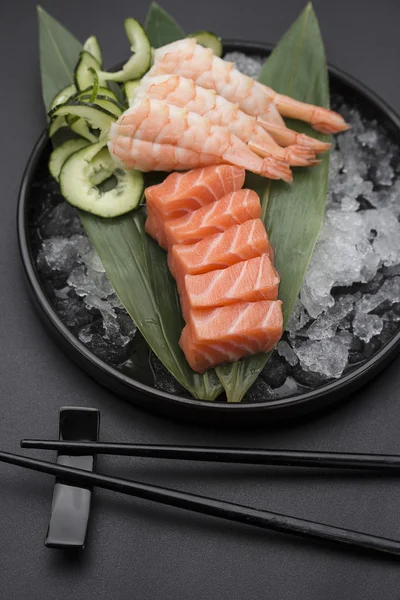 Cucina giapponese. Sushi con ingredienti freschi . — Foto Stock