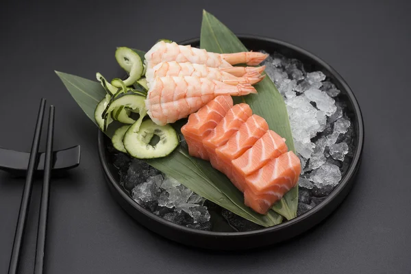 Cucina giapponese. Sushi con ingredienti freschi . — Foto Stock