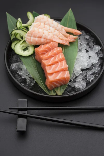 Japanese cuisine. Sushi with fresh ingredients. — Stock Photo, Image