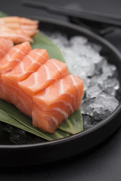 Japanische Küche. Sushi mit frischen Zutaten. — Stockfoto