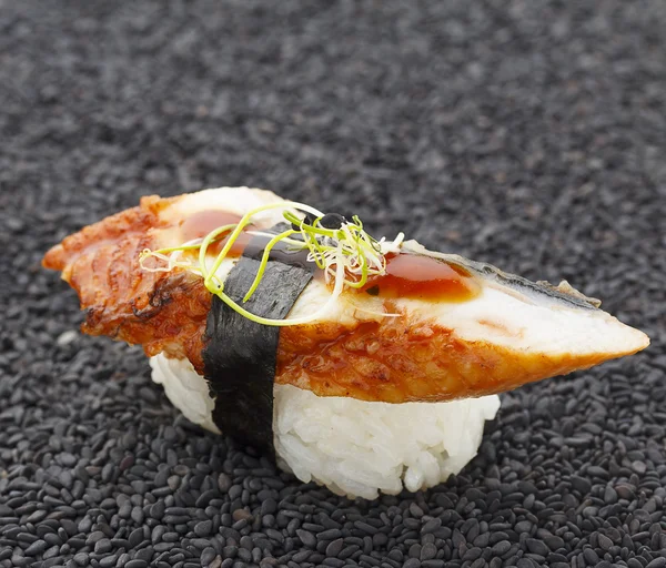 Cucina giapponese. Sushi con ingredienti freschi . — Foto Stock
