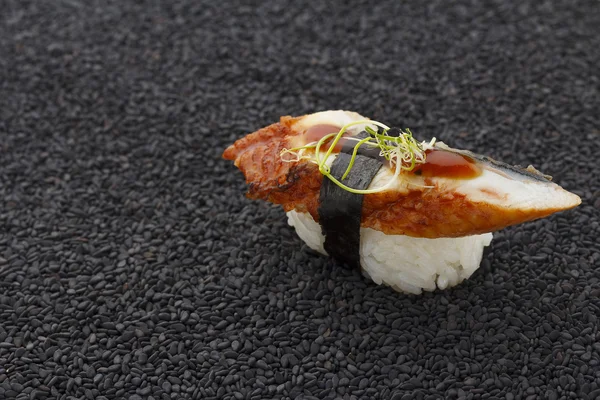 Cuisine japonaise. Sushi aux ingrédients frais . — Photo