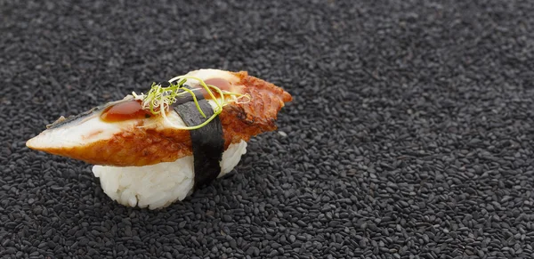 Cuisine japonaise. Sushi aux ingrédients frais . — Photo