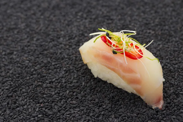 Japanse keuken. Sushi met verse ingrediënten. — Stockfoto