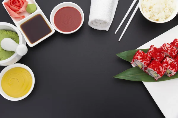 Japanese cuisine. Sushi with fresh ingredients. — Stock Photo, Image