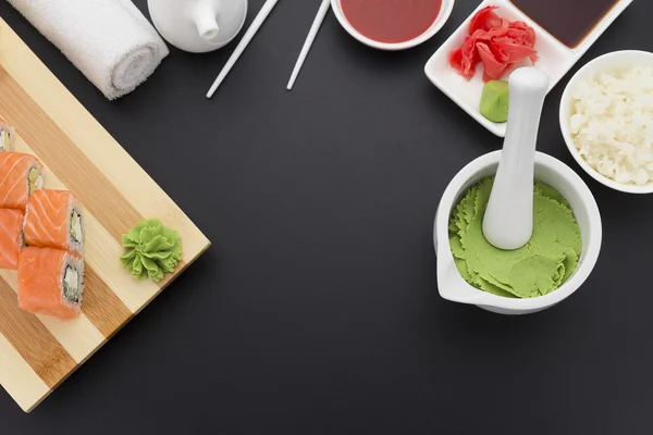 Japanese cuisine. Sushi with fresh ingredients. — Stock Photo, Image