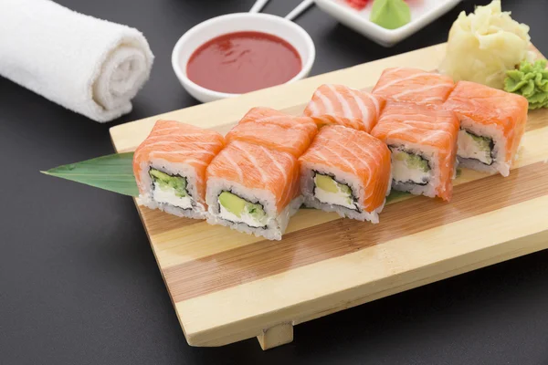 Cuisine japonaise. Sushi aux ingrédients frais . — Photo
