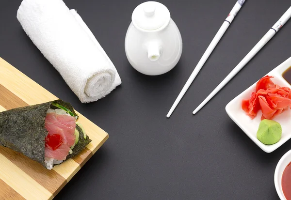 Japanse keuken. Sushi met verse ingrediënten. — Stockfoto