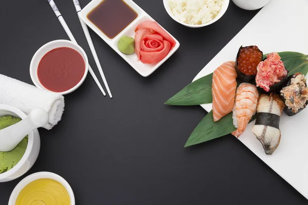 Cuisine japonaise. Sushi aux ingrédients frais . — Photo