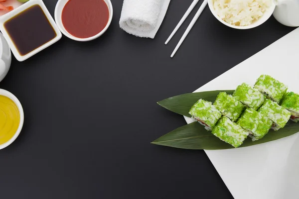 Bucătărie japoneză. Sushi cu ingrediente proaspete . — Fotografie, imagine de stoc