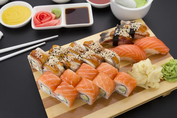 Japansk mat. Sushi med färska ingredienser. — Stockfoto