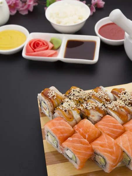 Cocina japonesa. Sushi con ingredientes frescos . — Foto de Stock