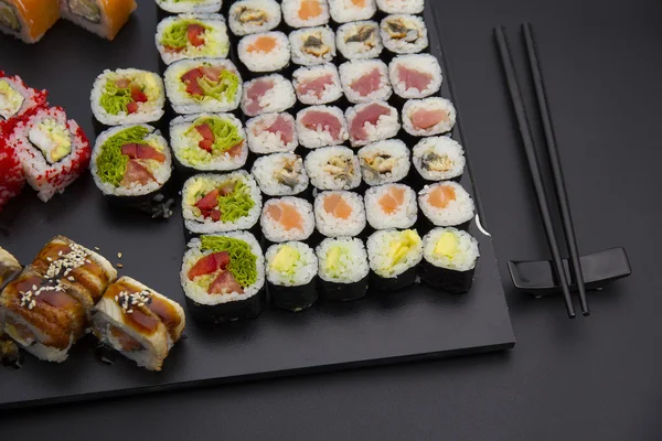 Cocina japonesa. Sushi con ingredientes frescos . — Foto de Stock