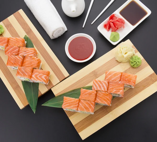 Cocina japonesa. Sushi con ingredientes frescos . — Foto de Stock