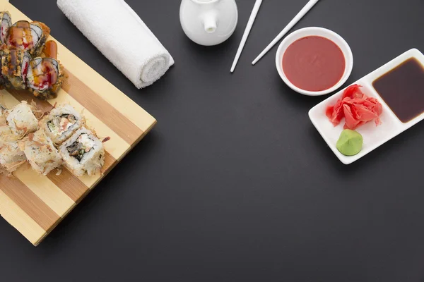 Ιαπωνική κουζίνα. Σούσι με φρέσκα υλικά. — Φωτογραφία Αρχείου