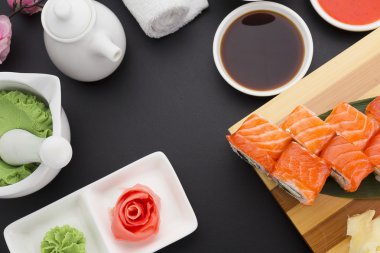 Japon mutfağı. Suşi taze malzemelerle.