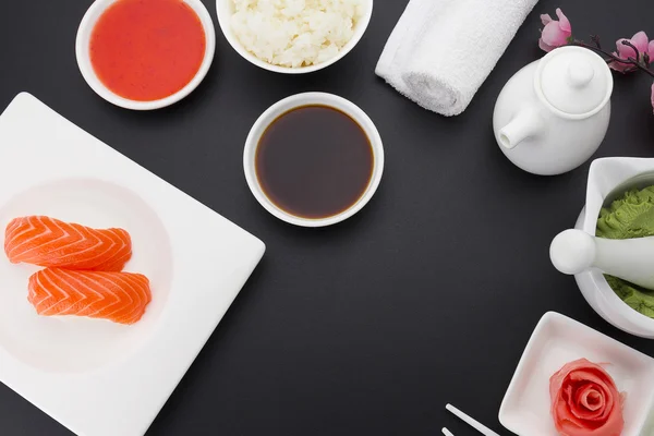 Japansk mat. Sushi med färska ingredienser. — Stockfoto