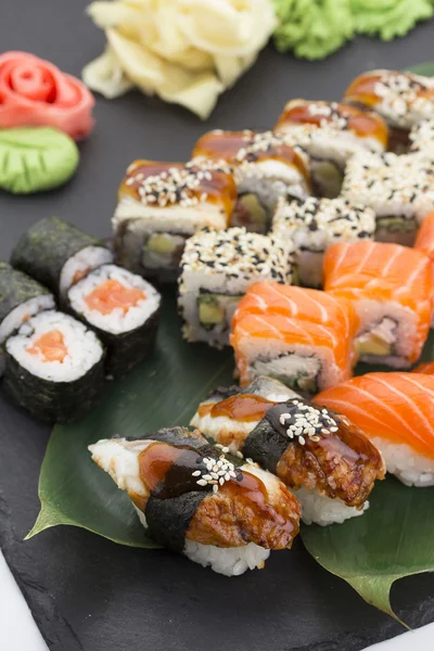 Japanse keuken. Sushi met verse ingrediënten. — Stockfoto