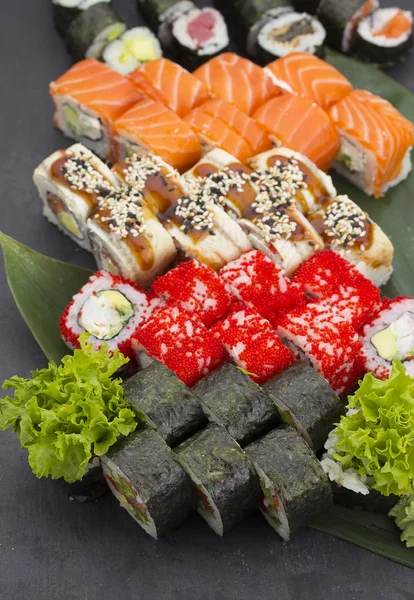 Dania kuchni japońskiej. Sushi z świeżych składników. — Zdjęcie stockowe
