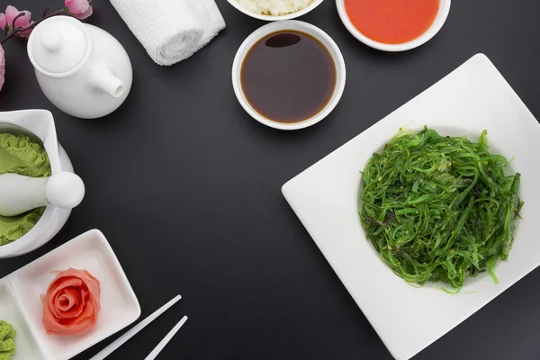 Japanse keuken. Sushi met verse ingrediënten. — Stockfoto