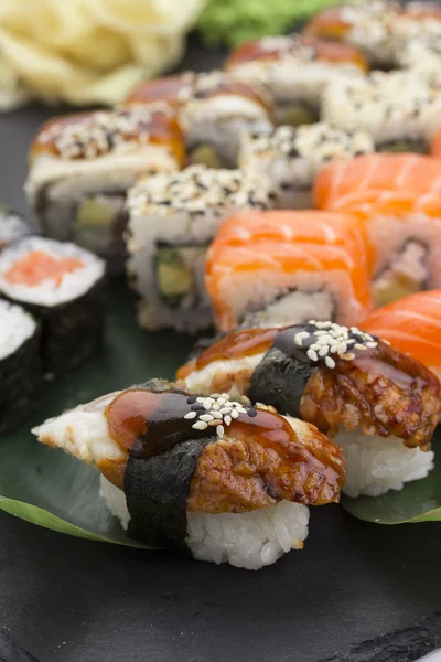 Dania kuchni japońskiej. Sushi z świeżych składników. — Zdjęcie stockowe