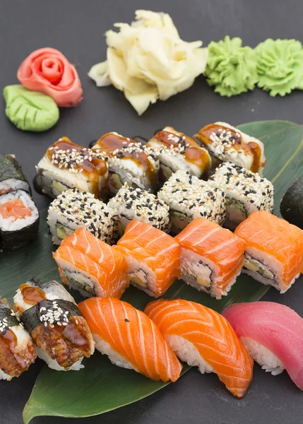 Cucina giapponese. Sushi con ingredienti freschi . — Foto Stock