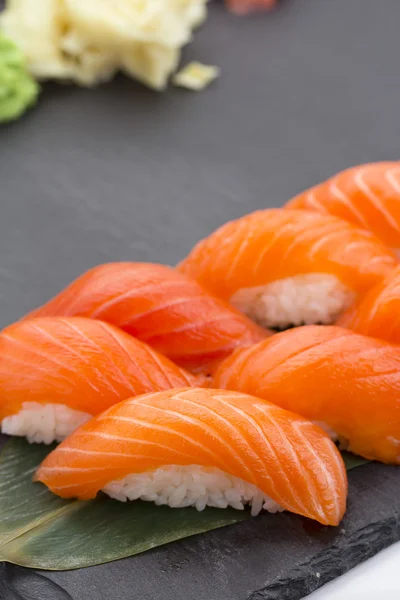 Cozinha japonesa. Sushi com ingredientes frescos . — Fotografia de Stock