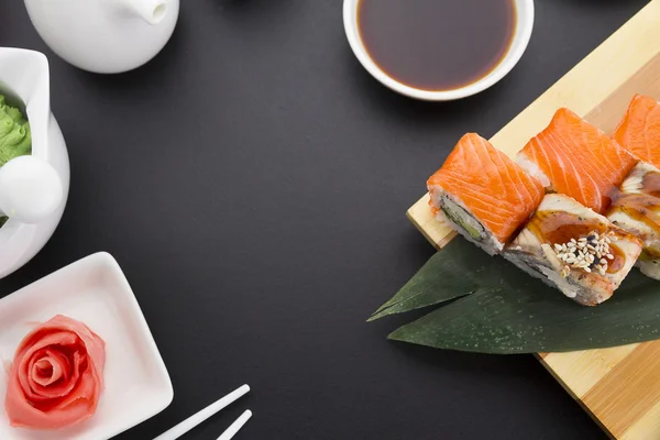 Cuisine japonaise. Sushi aux ingrédients frais . — Photo