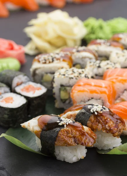 Dania kuchni japońskiej. Sushi z świeżych składników. — Zdjęcie stockowe