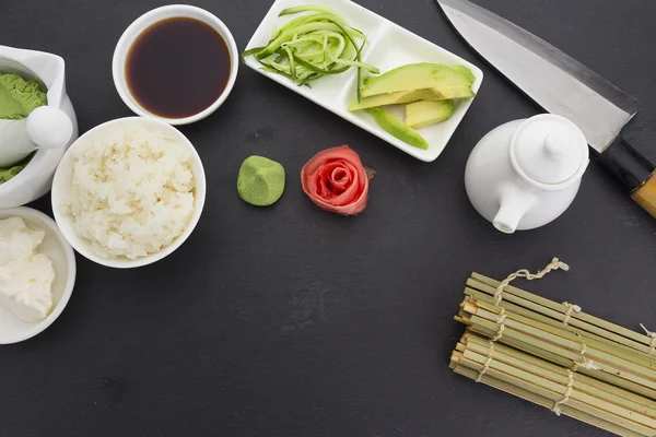 Cocina japonesa. Sushi con ingredientes frescos . — Foto de Stock