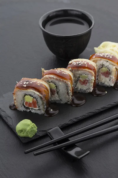 Japanese cuisine. Sushi with fresh ingredients. — Stock Photo, Image