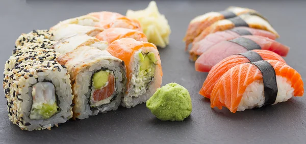 Japanische Küche. Sushi mit frischen Zutaten. — Stockfoto