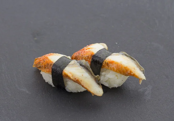 Japanische Küche. Sushi mit frischen Zutaten. — Stockfoto