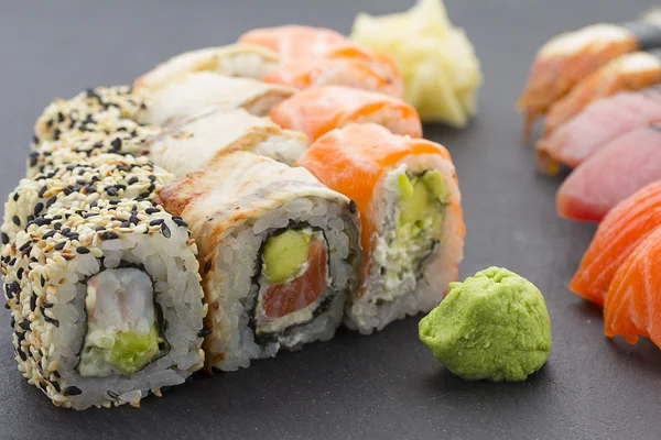 Japanische Küche. Sushi mit frischen Zutaten. — Stockfoto