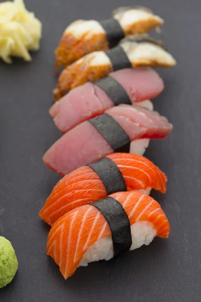 Cozinha japonesa. Sushi com ingredientes frescos . — Fotografia de Stock