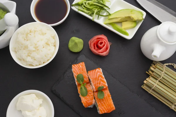 Cocina japonesa. Sushi con ingredientes frescos . — Foto de Stock