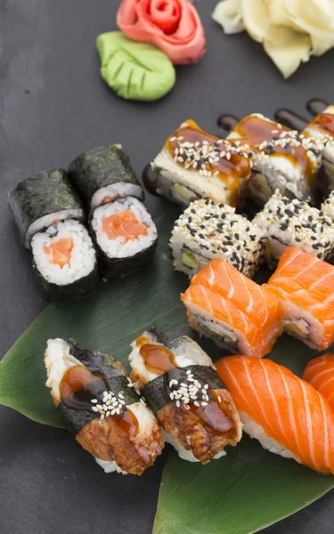 Japanse keuken. Sushi met verse ingrediënten. — Stockfoto