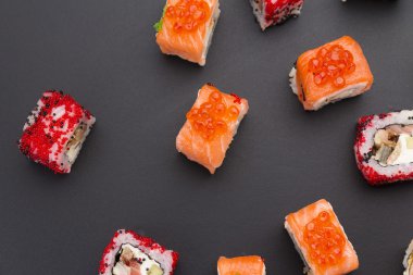 Japon mutfağı. Soya soslu beyaz tabakta ahtapot