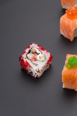 Japon mutfağı. Soya soslu beyaz tabakta ahtapot
