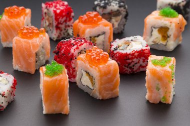 Japon mutfağı. Soya soslu beyaz tabakta ahtapot