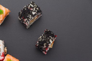 Japon mutfağı. Soya soslu beyaz tabakta ahtapot