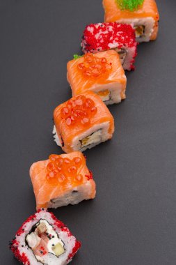 Japon mutfağı. Soya soslu beyaz tabakta ahtapot