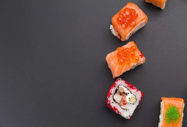 Cozinha japonesa. Polvo em uma chapa branca com molho de soja — Fotografia de Stock